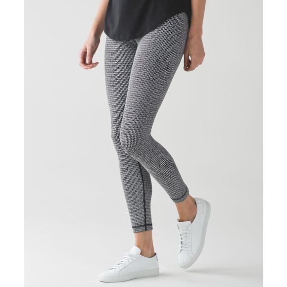 Lululemon High Times Pant. Size 4 EUC. Teeny Tooth White Black - Picture 1 of 5